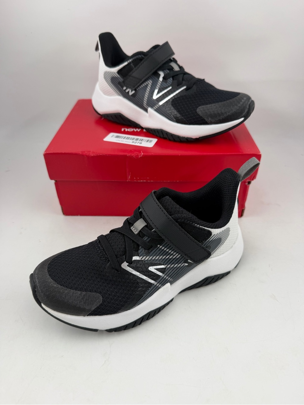 New Balance Kid’s Rave Run V2 -SZ 1Y- Bungee Lace White Black Shoes Sneakers